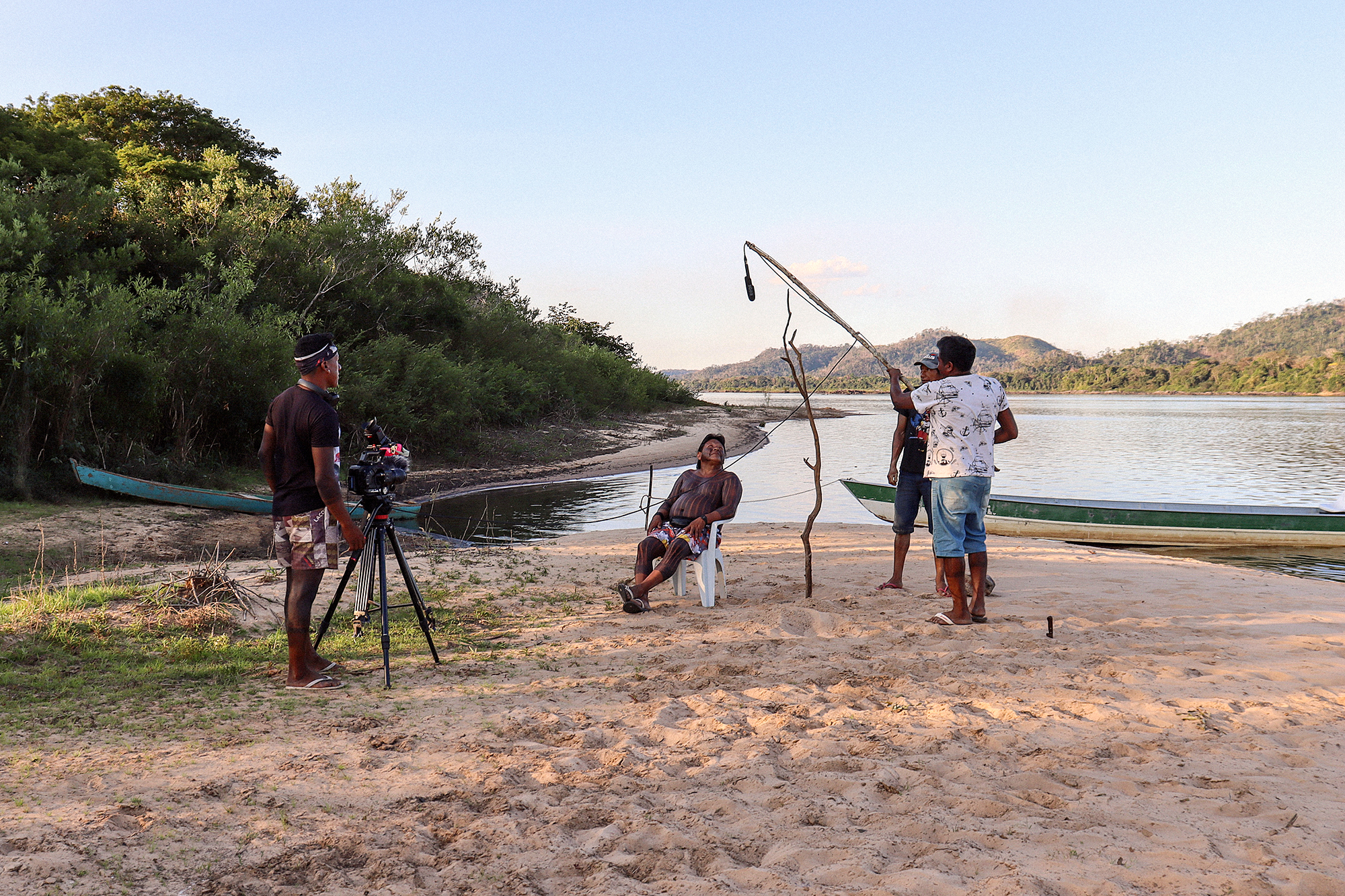 Cineastas do Coletivo Beture entrevistam o cacique Takakpe em base de vigil&acirc;ncia no Rio Xingu, Terra Indigena Kayap&oacute;, PA, 2021