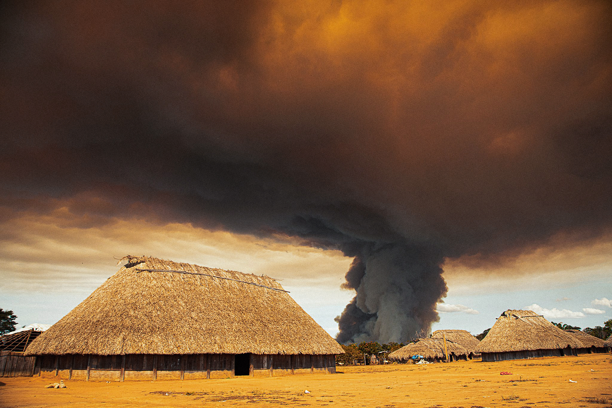 Aldeia Khĩkatxi do povo Khis&ecirc;tje durante queimada provocada por n&atilde;o ind&iacute;genas no entorno da Terra Ind&iacute;gena Wawi, parte do Territ&oacute;rio Ind&iacute;gena do Xingu, 2022