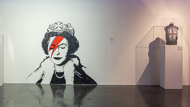 Banksy’s Queen as Ziggy Stardust (2012), um mural em estêncil localizado na Upper Maudlin Street, em Bristol, no Reino Unido