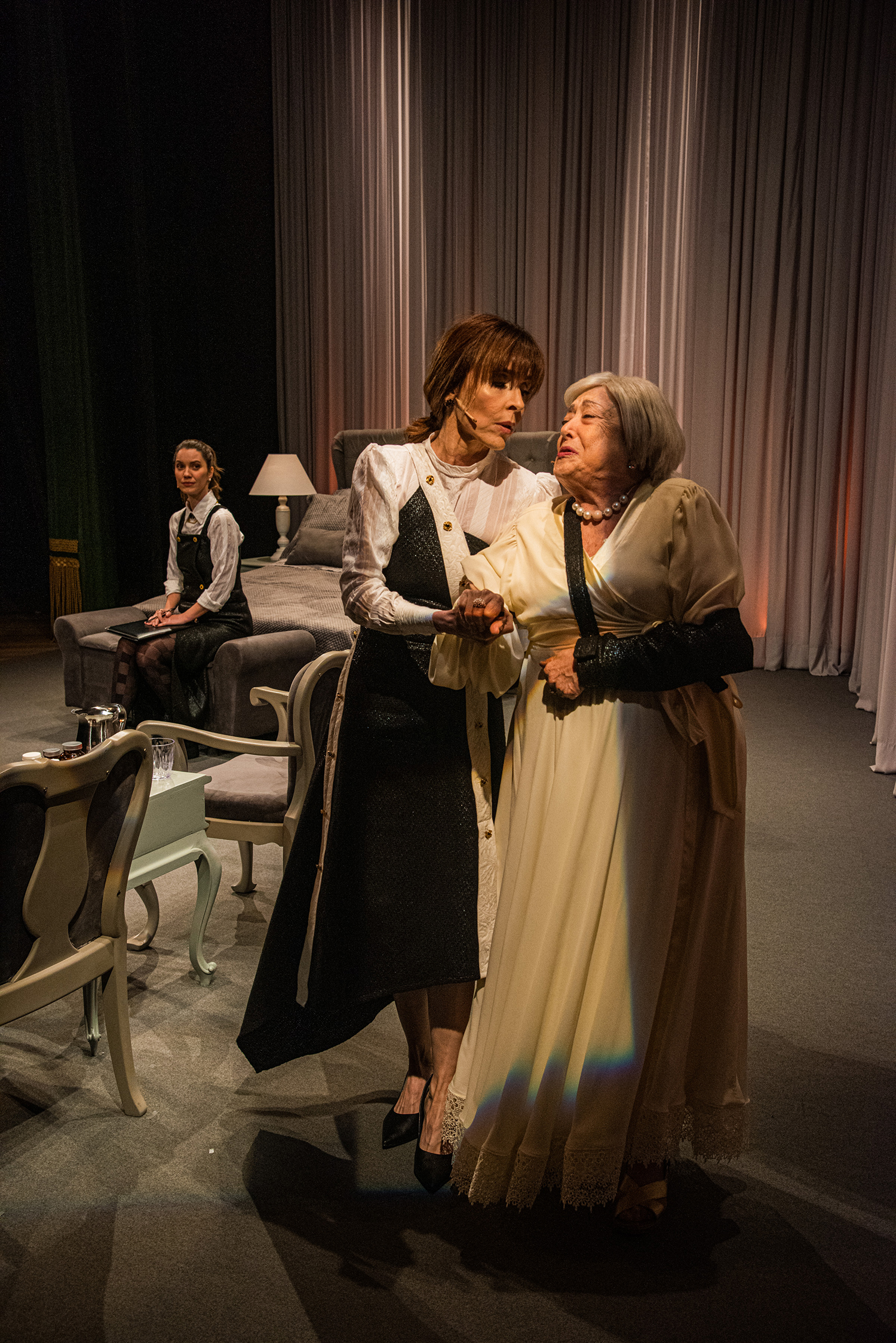 Suely Franco, Deborah Evelyn e Nathalia Dill em cena da pe&ccedil;a 