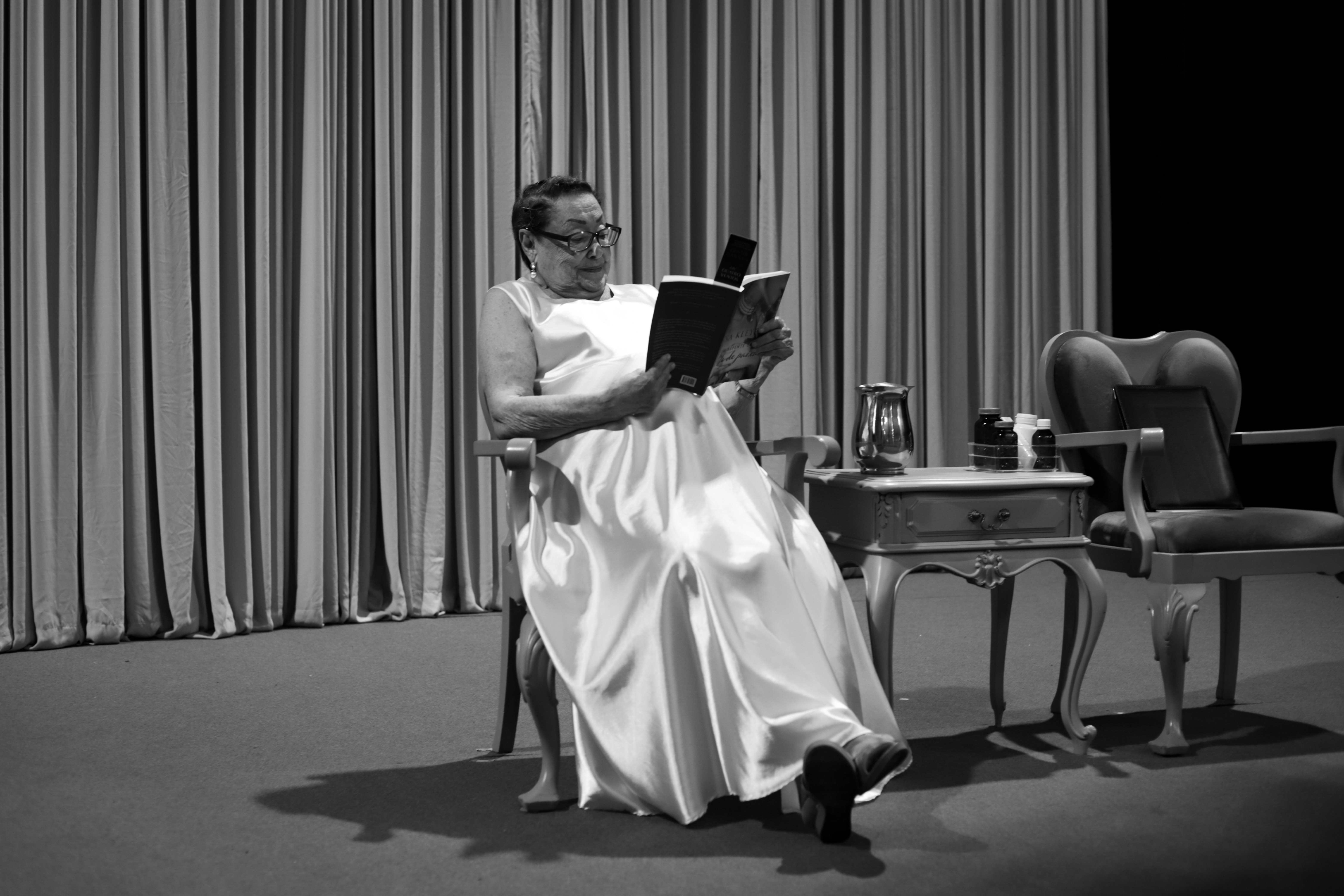 Suely Franco l&ecirc; um livro antes da entrevista