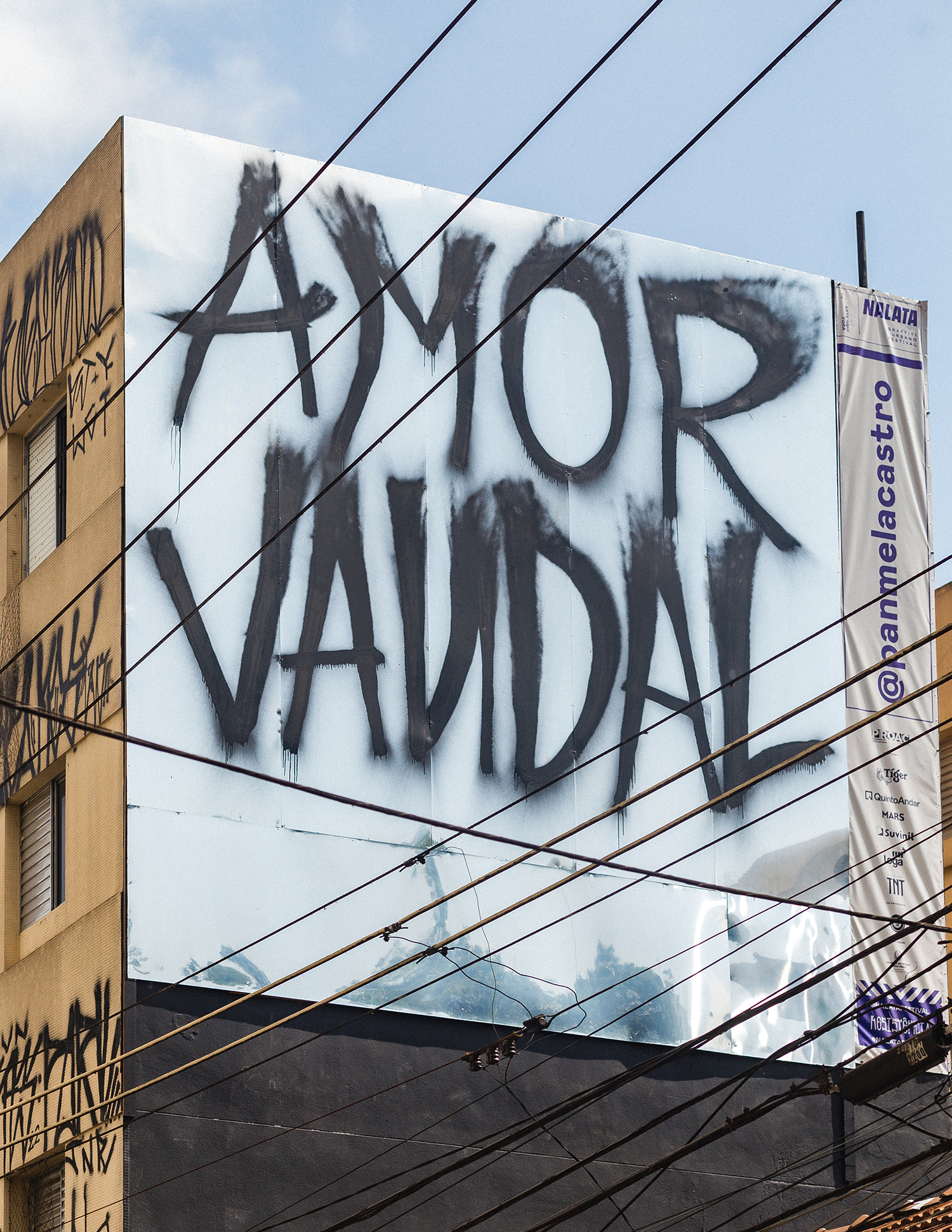 Empena onde est&aacute; escrito 