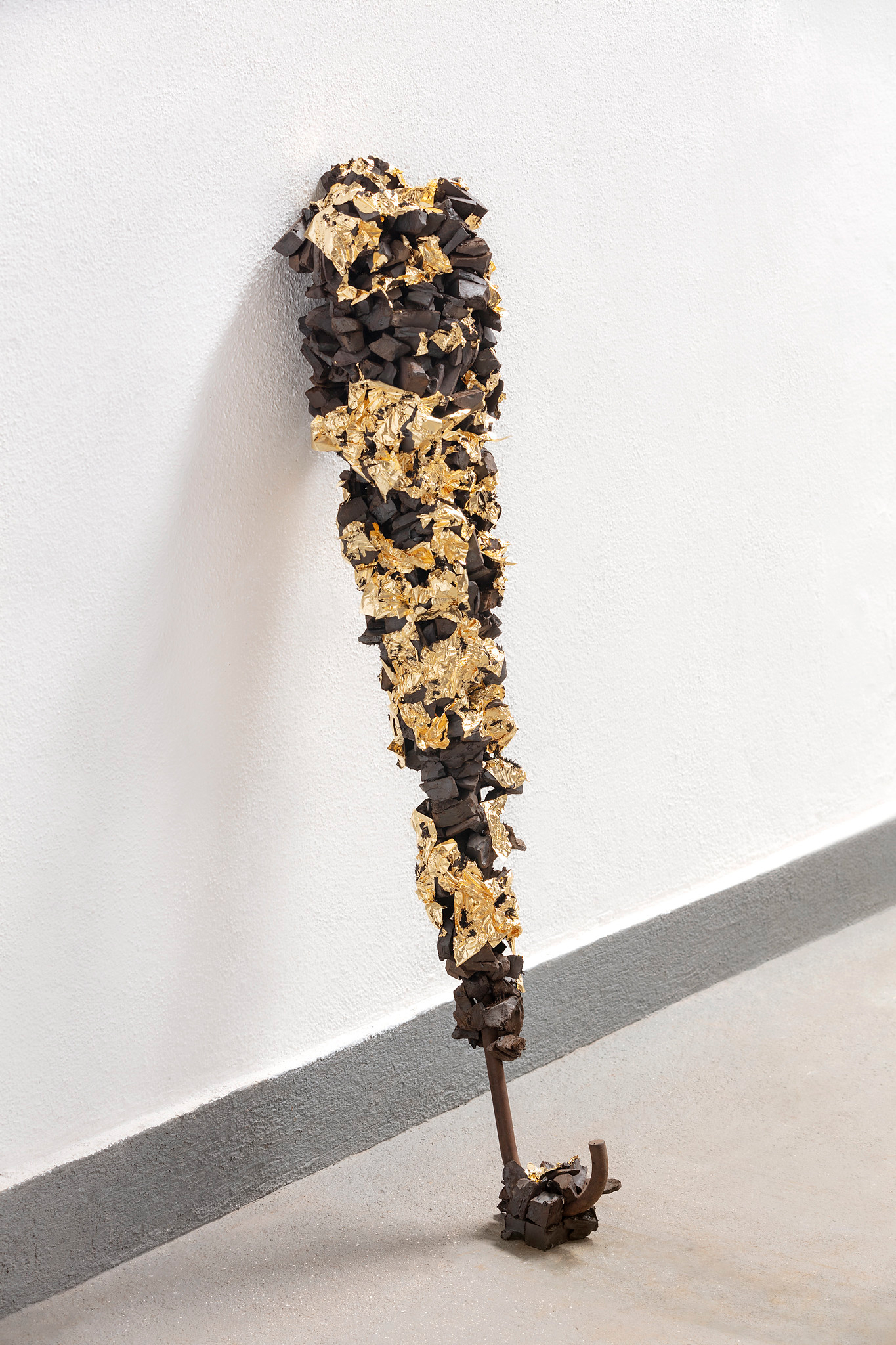Tunga. T&iacute;tulo: Tacape. T&eacute;cnica: Ferro, im&atilde; e folhas de ouro Ano: d&eacute;cada de 80 Dimens&otilde;es: 105 x 22 x 22 cm