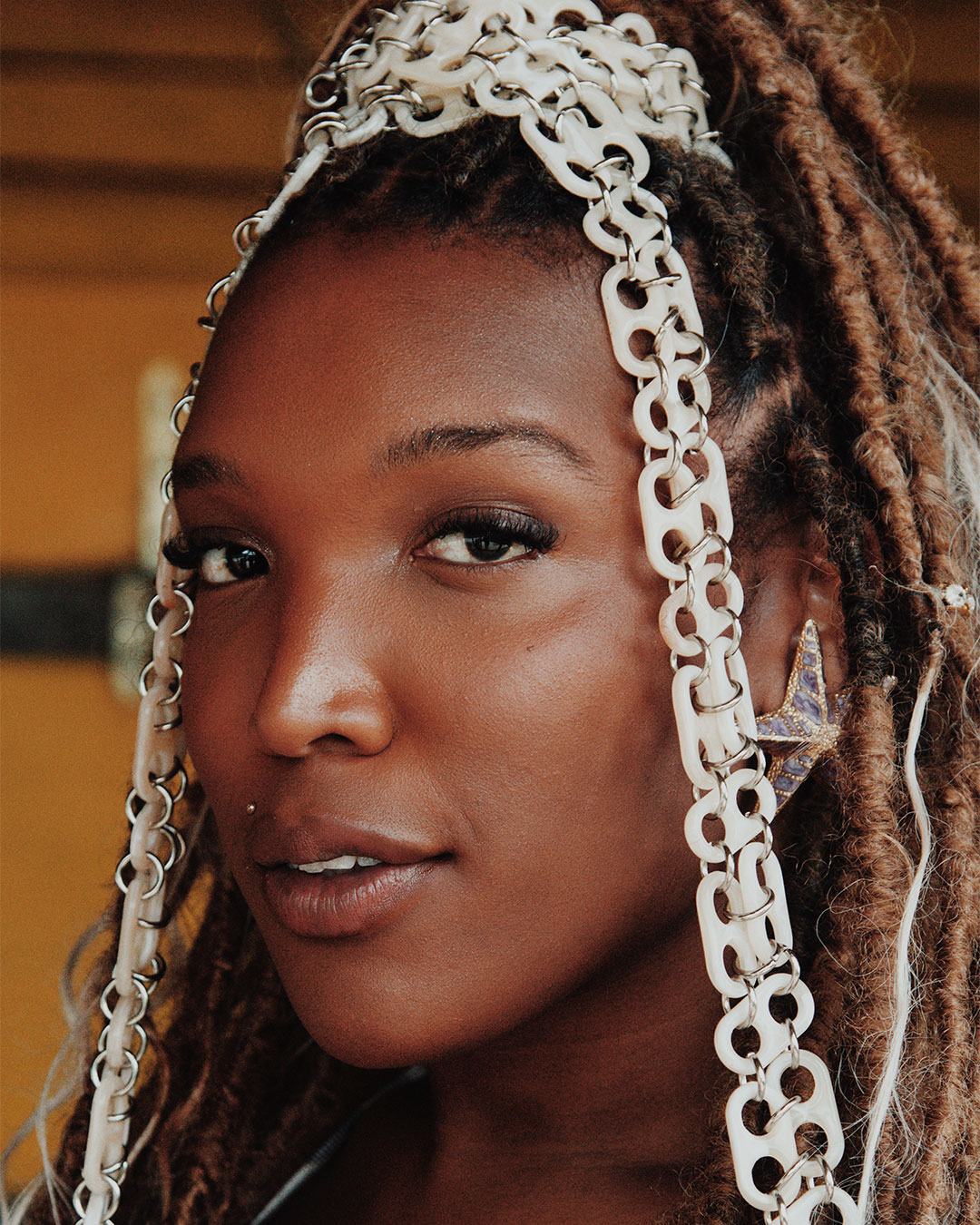 Fotografia da cantora Majur.