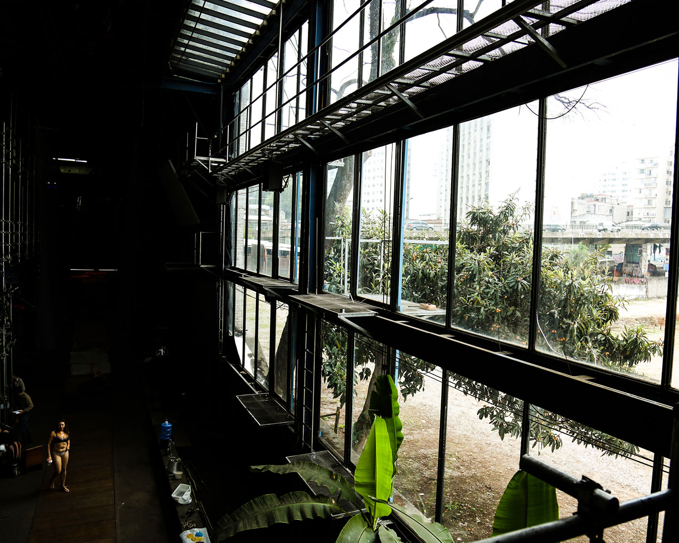 Foto das janelas do Teatro oficina, no canto inferior esquerdo &eacute; poss&iacute;vel ver uma mulher.