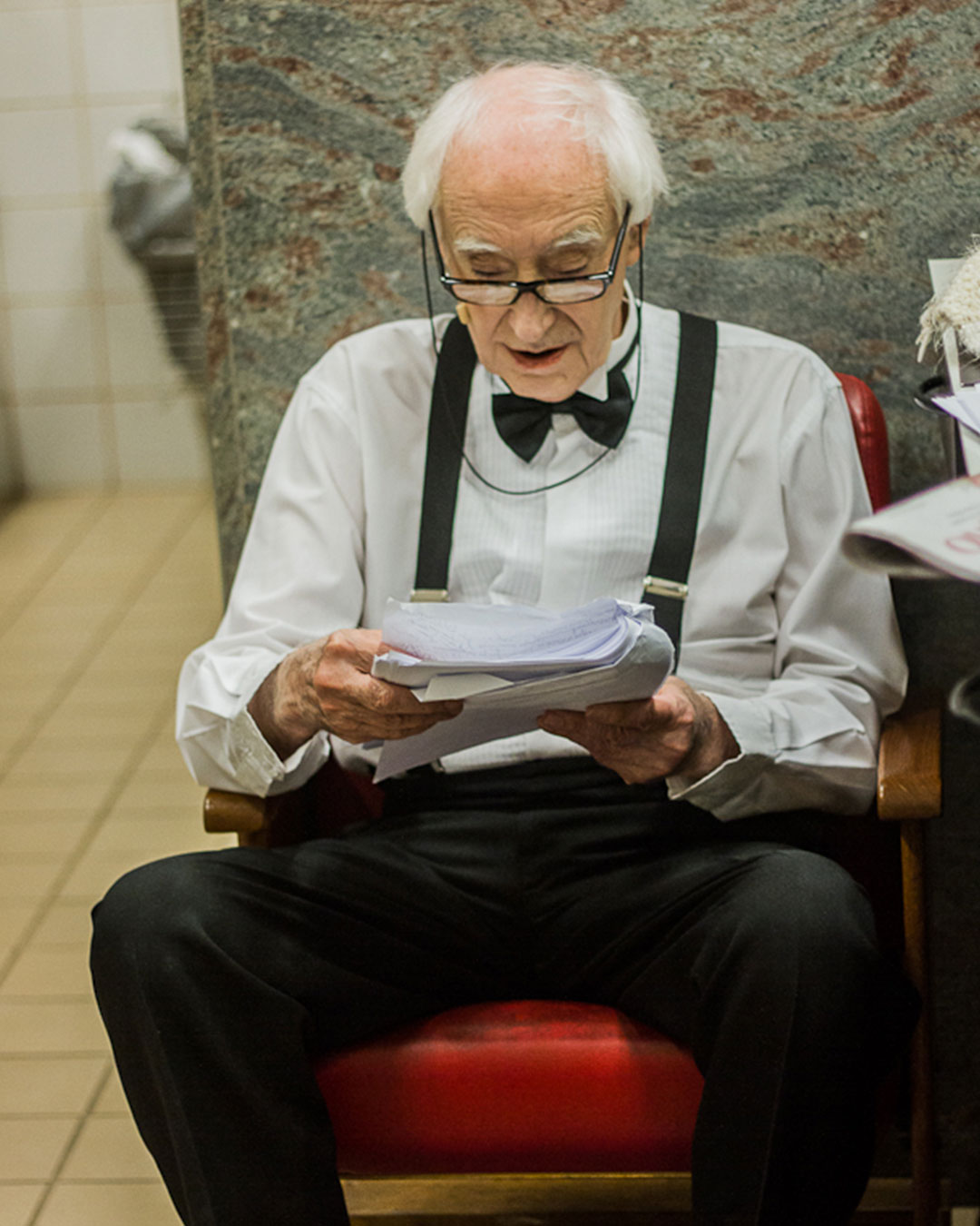 Z&eacute; Celso parece ler um roteiro.