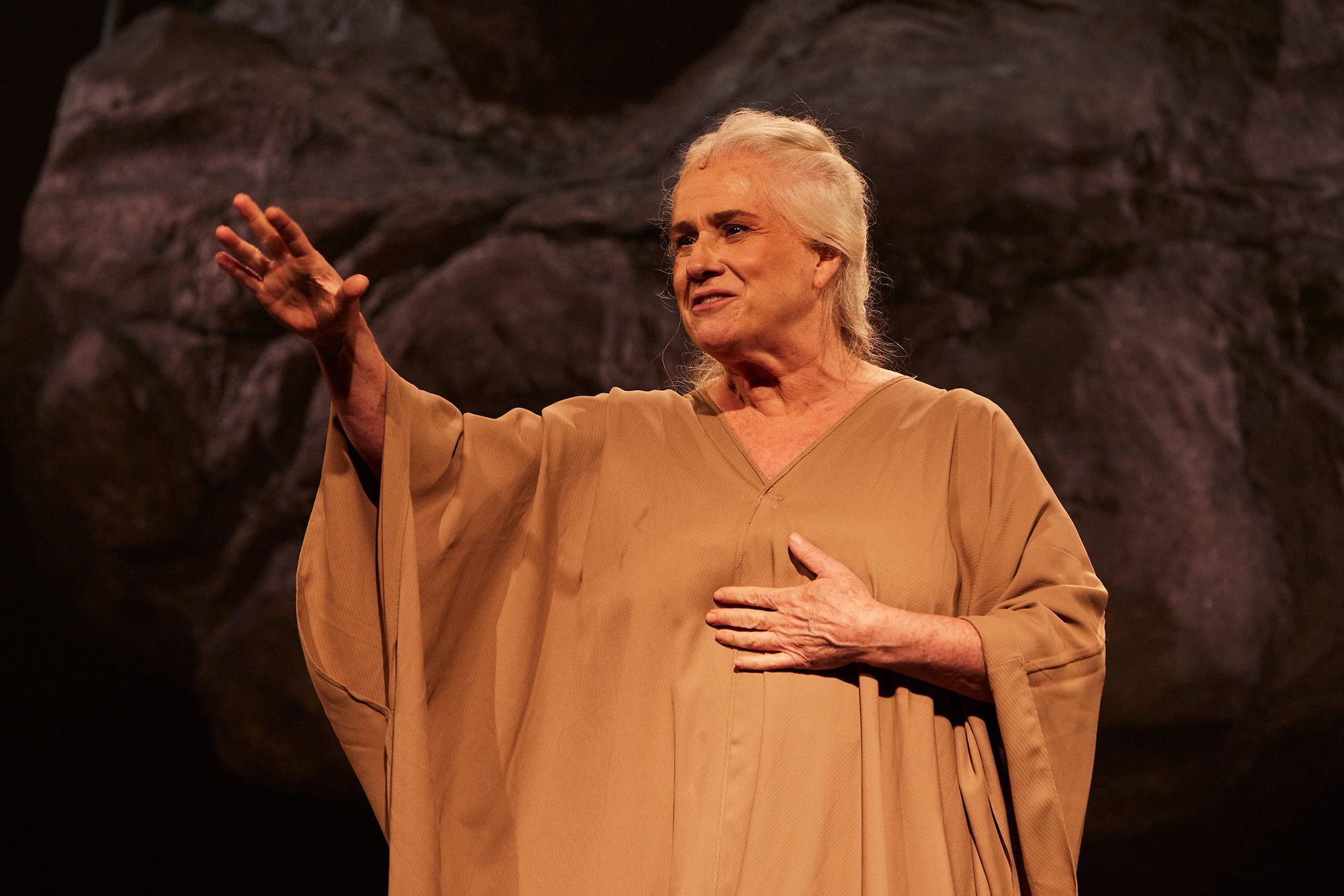 Vera Holtz, em cena no espet&aacute;culo Fic&ccedil;&otilde;es