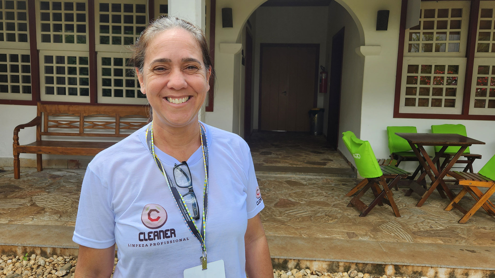 Alessandra sorrindo.