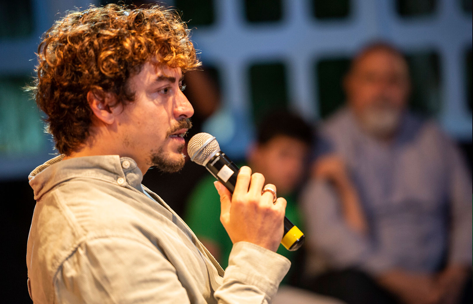 Jesu&iacute;ta Barbosa fala em um microfone.