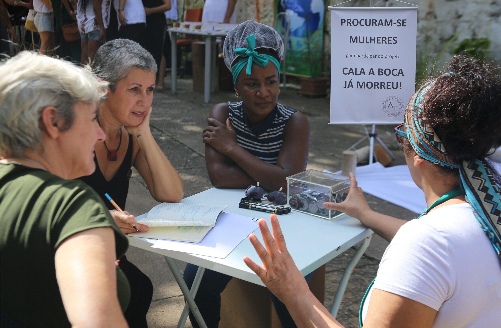 Mulheres colaboram para o trabalho 