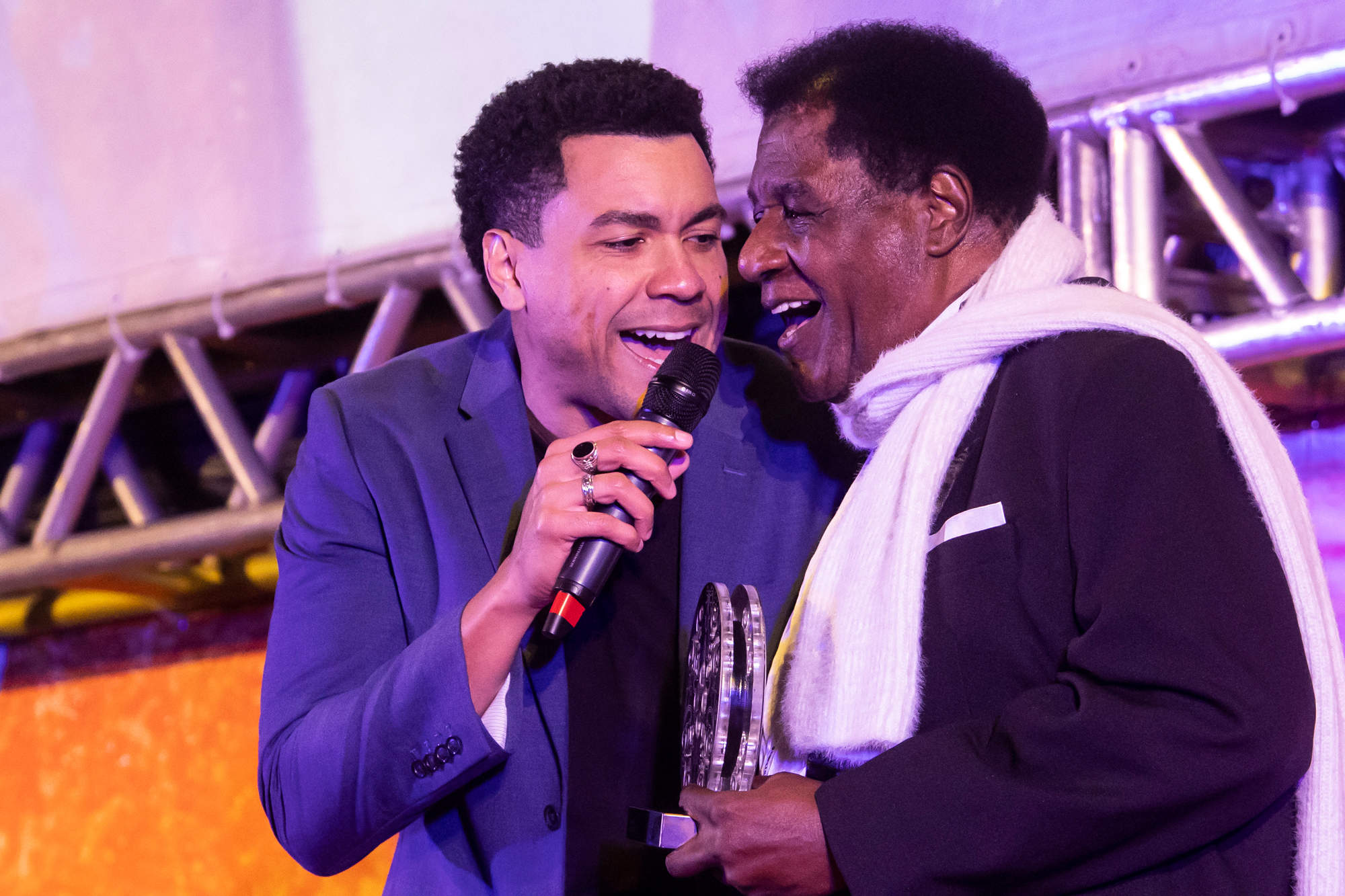 Tony Tornado e seu filho cantam. OURO PRETO - MG - 18&ordf; CINEOP - Abertura Oficial - #CineOP&nbsp;#EncontroNacional&nbsp;#Educa&ccedil;&atilde;o&nbsp;#debates&nbsp;#CulturaNegra&nbsp;#Preserva&ccedil;&atilde;oAudiovisual&nbsp;#ImagensdaMPB&nbsp;#ArteNaPra&ccedil;a #SescCineLoungeShow #CineOP2023 #ouropreto