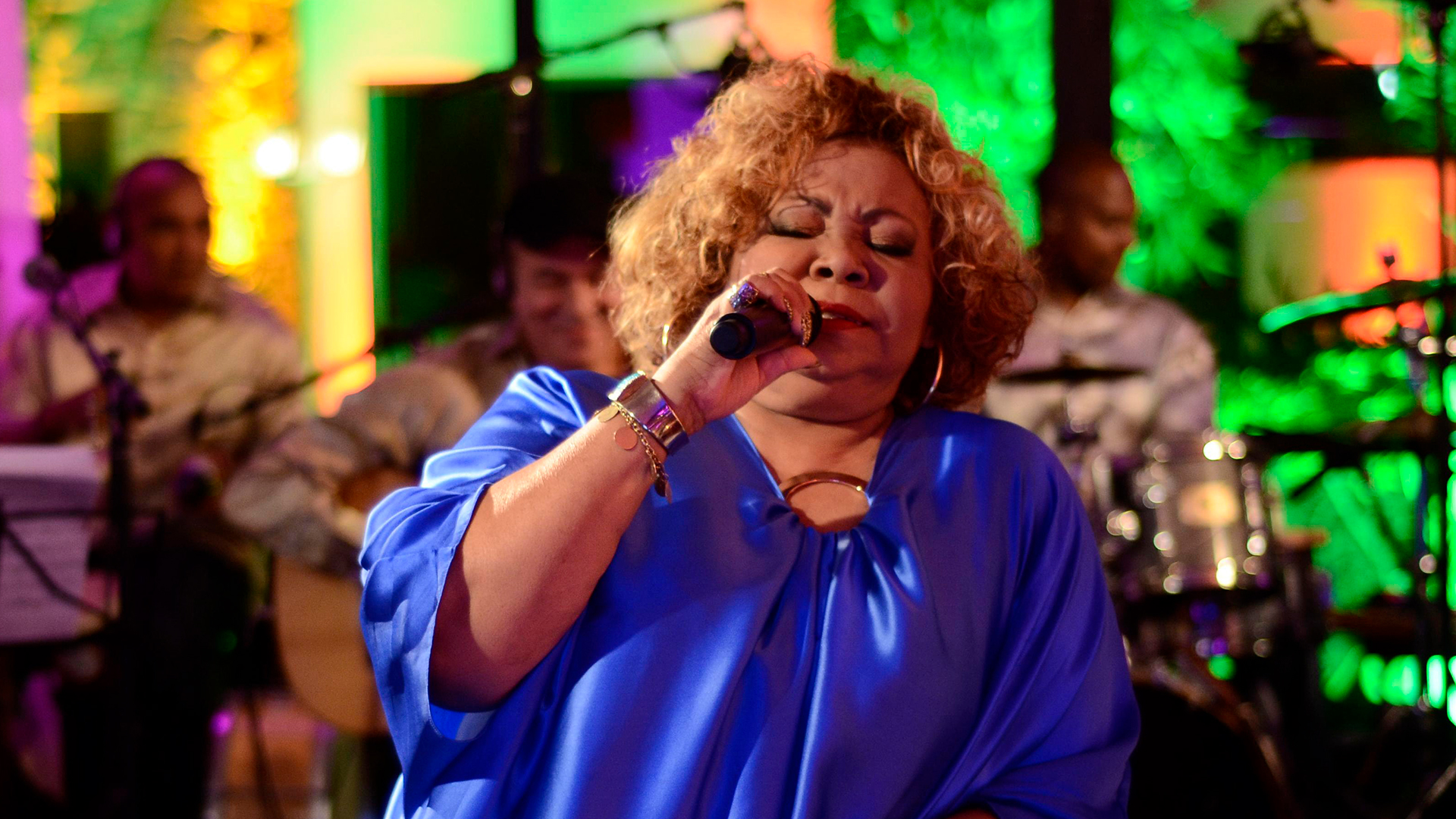 Alcione cantando em sua casa para 
