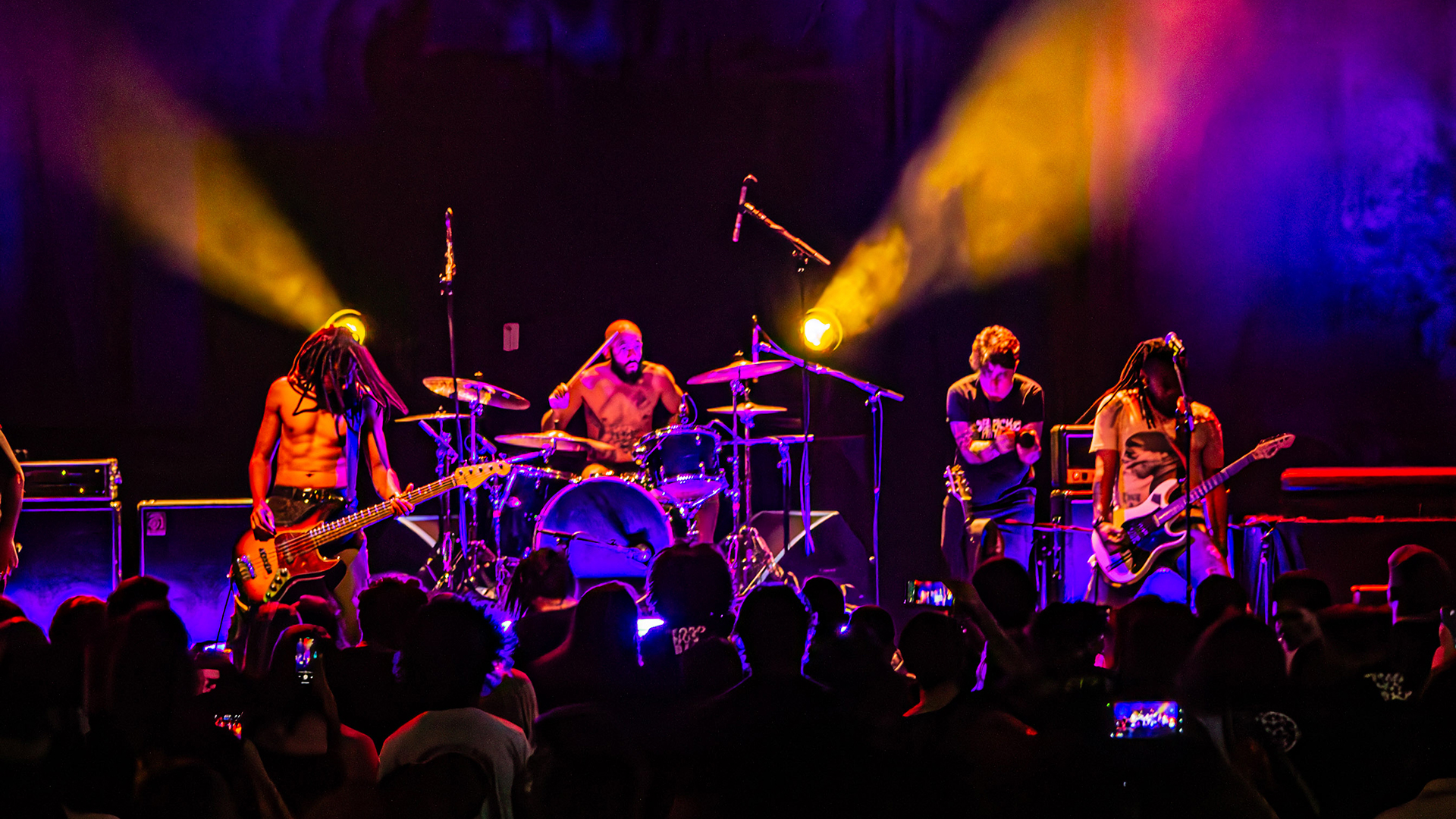 banda-black-pantera-performando-em-show