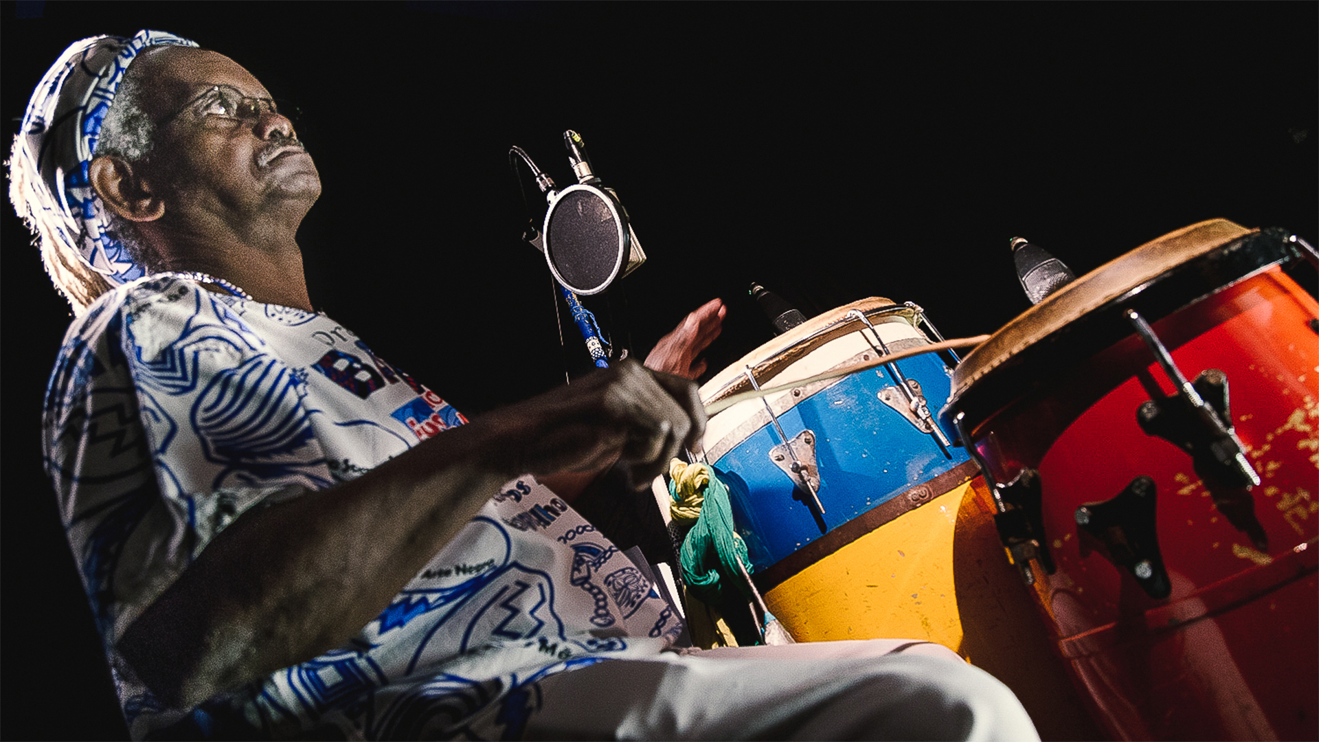 mestre-m&ocirc;a-tocando-instrumentos-em-estudio
