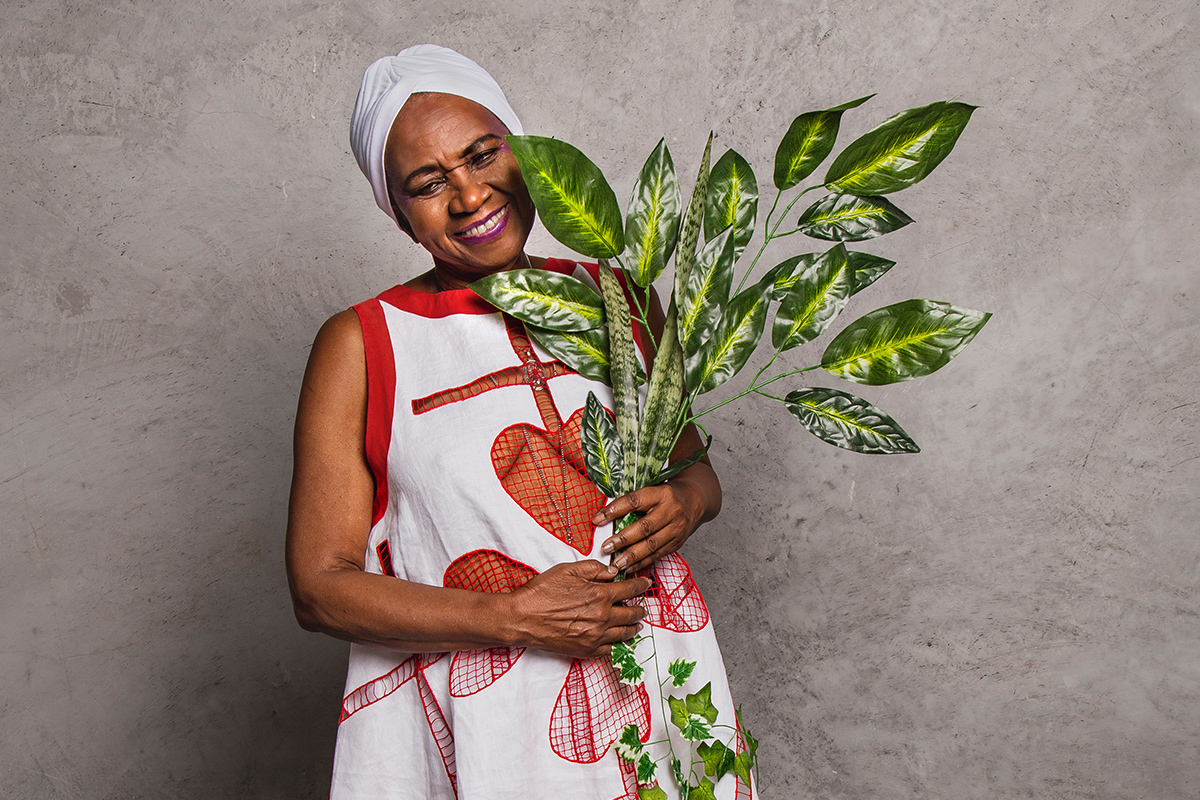 Áurea Martins realiza últimas apresentações da turnê “Senhora das Folhas”