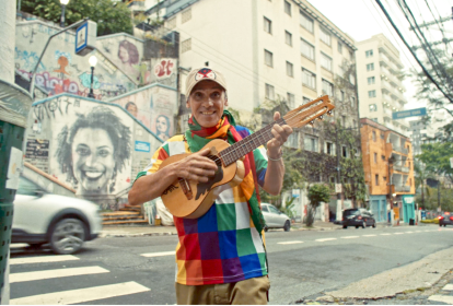 Manu Chao anuncia álbum após 17 anos e dedica single aos motoboys de São Paulo