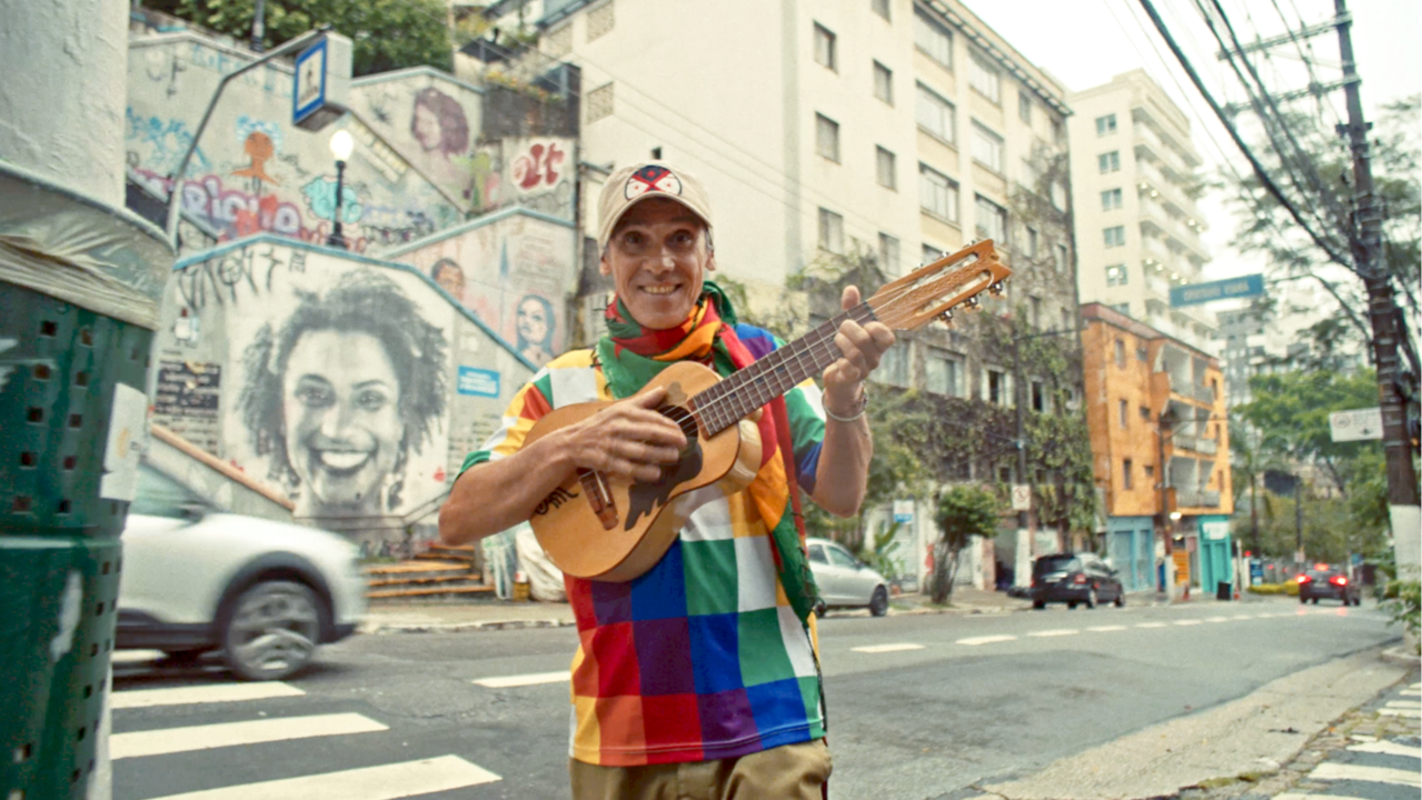 Manu Chao anuncia álbum após 17 anos e dedica single aos motoboys de São Paulo