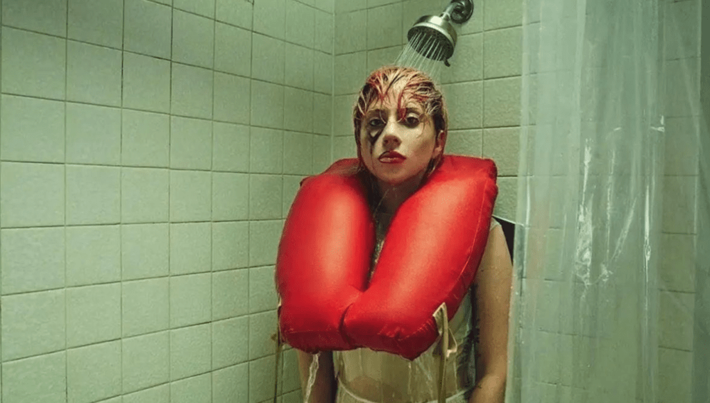 Em novo clipe, Lady Gaga dança no Louvre e brinca com Mona Lisa