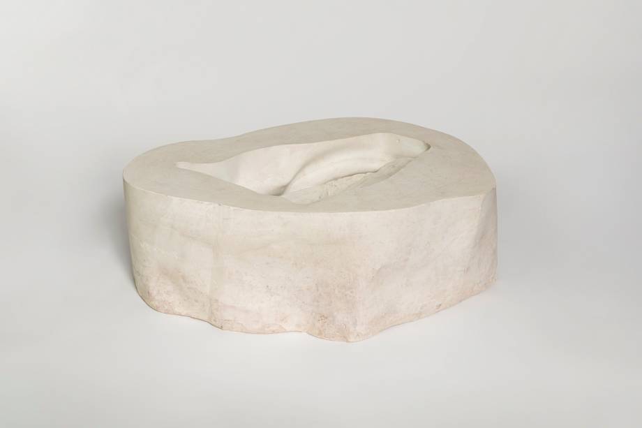 Carlito Carvalhosa, Sem título, 1998-1999, gesso, 27 x 77 x 58 cm