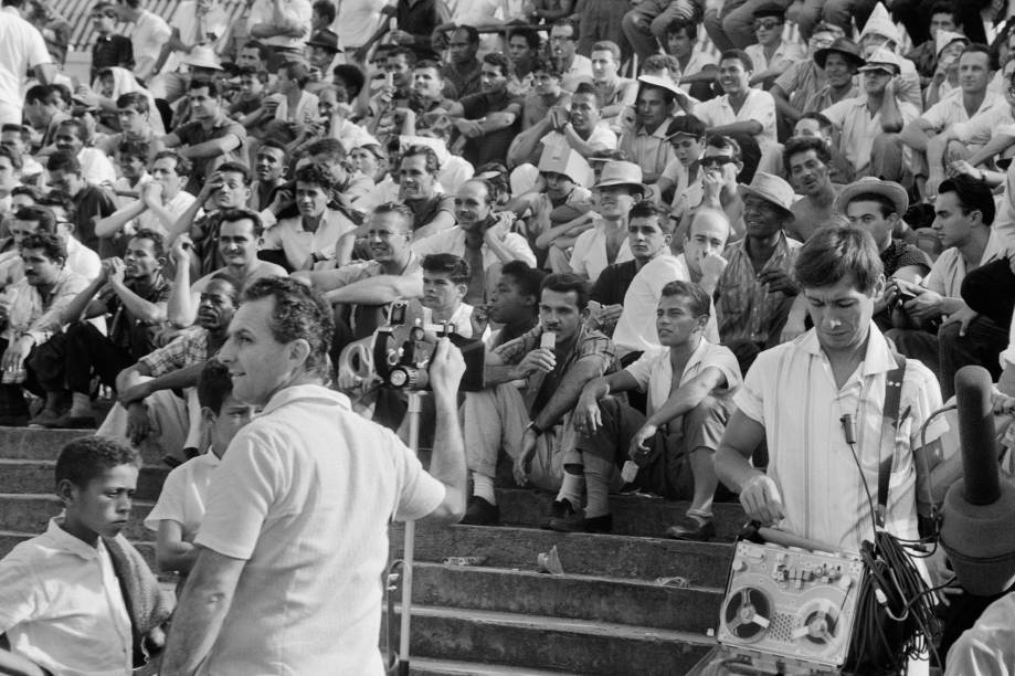 Thomaz Farkas filmando cenas do filme Subterrâneos do futebol, de Maurice Capovilla, da série Brasil verdade, 1965. Autoria não identificada.