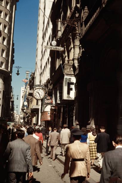 Loja Fotoptica e Sede do Foto Clube Bandeirante . Rua São Bento 55, atual número383, São Paulo, SP, c. 1947