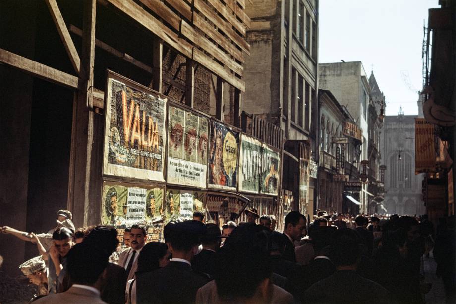 Rua São Bento, na altura do número 510, vendo-se ao fundo a fachada do Mosteiro deSão Bento, São Paulo, SP, c.1947