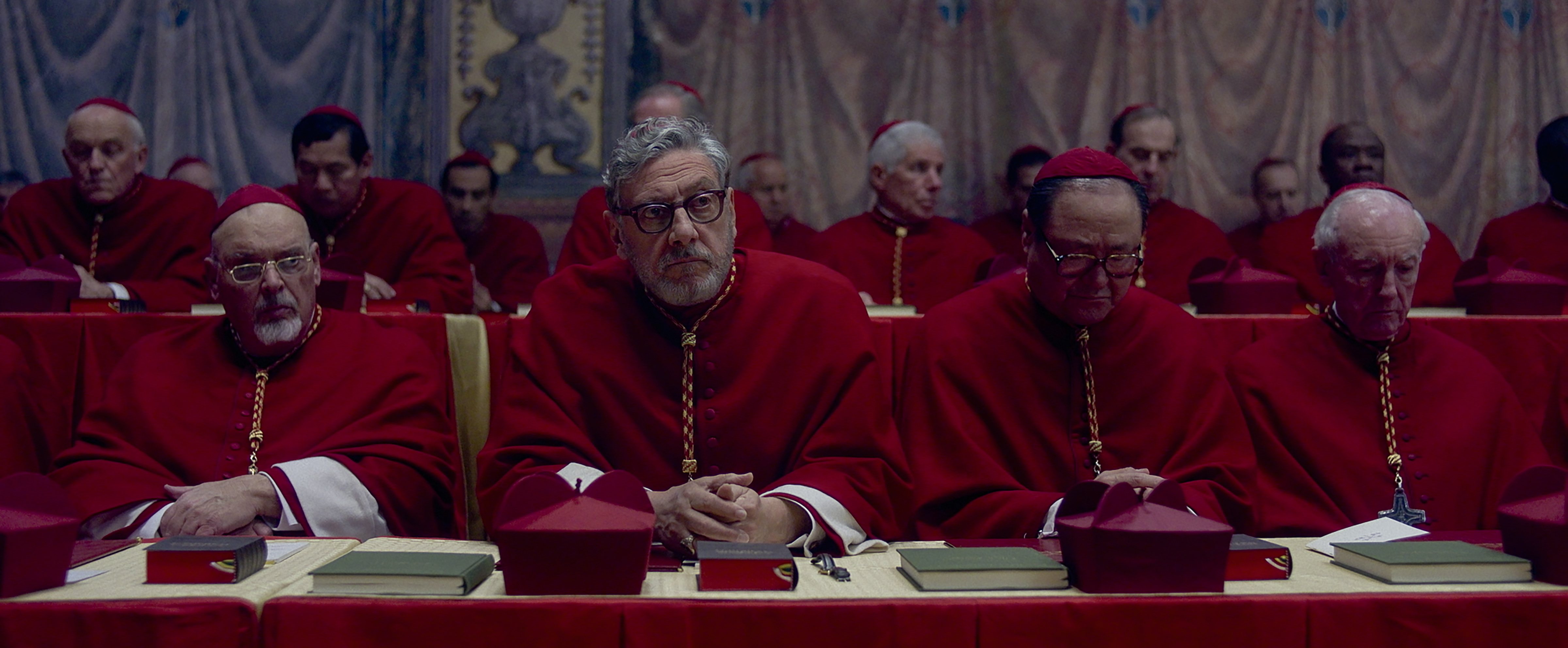 conclave-filme-cinema-oscar-catolico-papa-edward-berger-ralph-fiennes