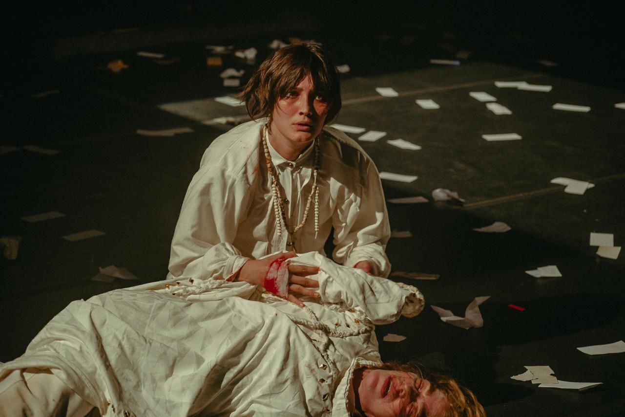 peca-teatro-dostoieviski-irmaos-karamazov-caio-blat-adaptacao-sesc-pompeia