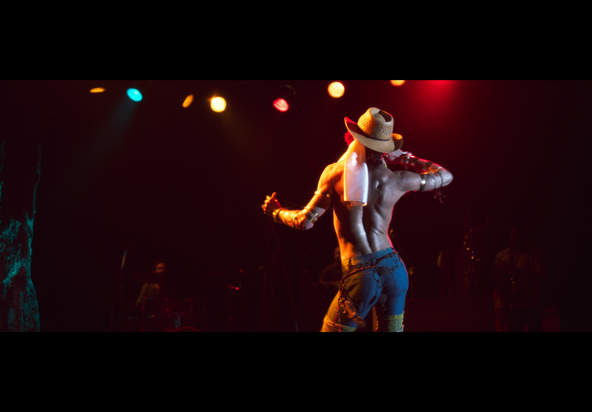 ney-matogrosso-filme-cinebiografia-emir-filho-jesuita-barbosa-ceu-secos-molhados