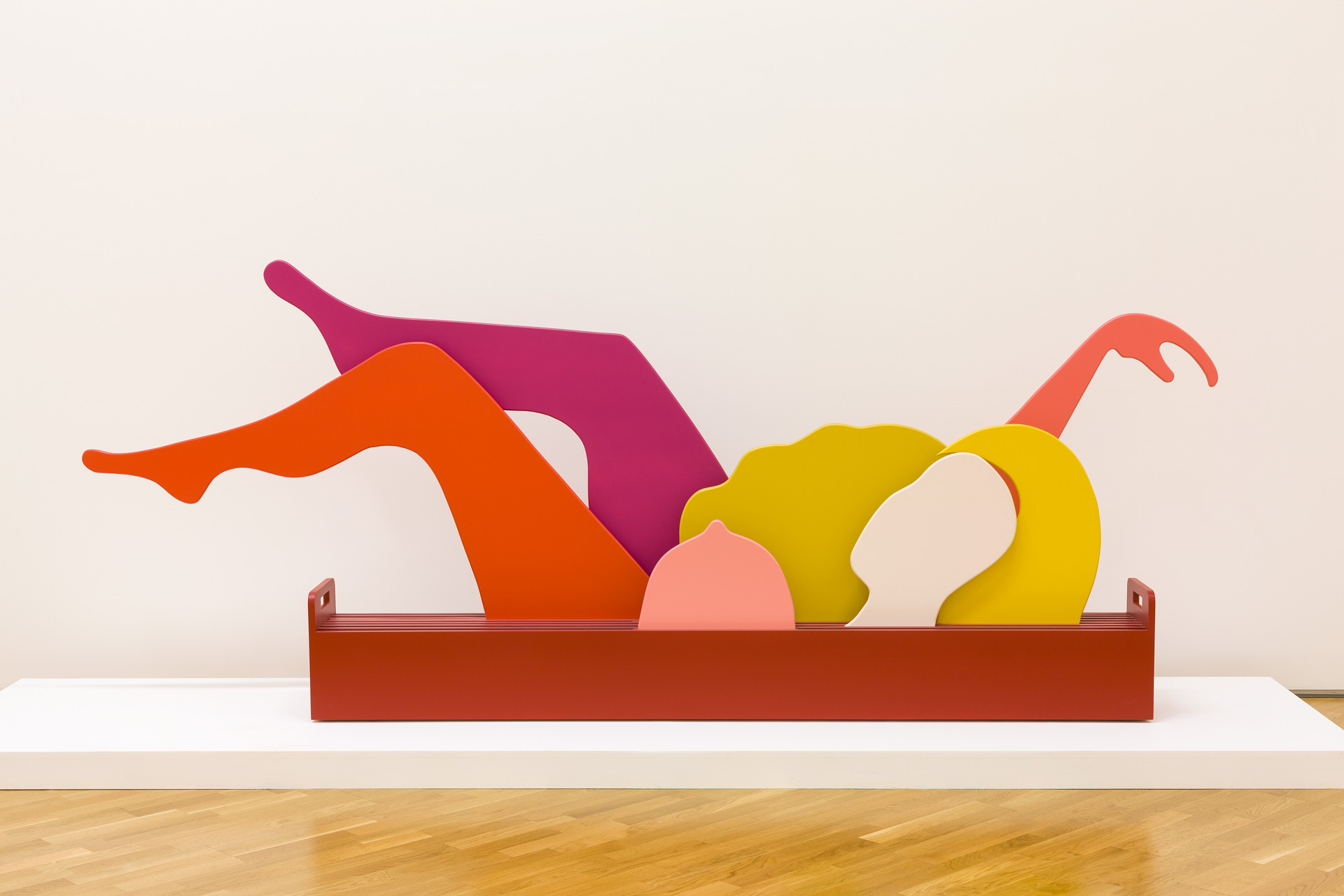 Regina V&aacute;terMulher mutante (1968)esmalte sobre aglomerado, trilhos e rod&iacute;zios em metal e pl&aacute;stico. 127 x 322 x 28,4 cm