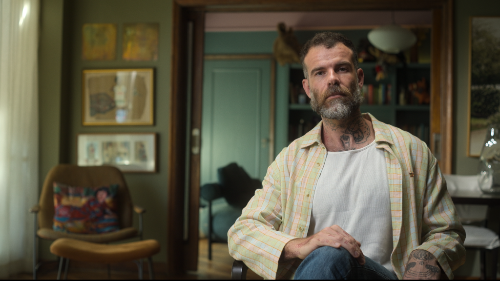 Entre memes, curiosidade e justiça: o jornalismo emocional de Chico Felitti