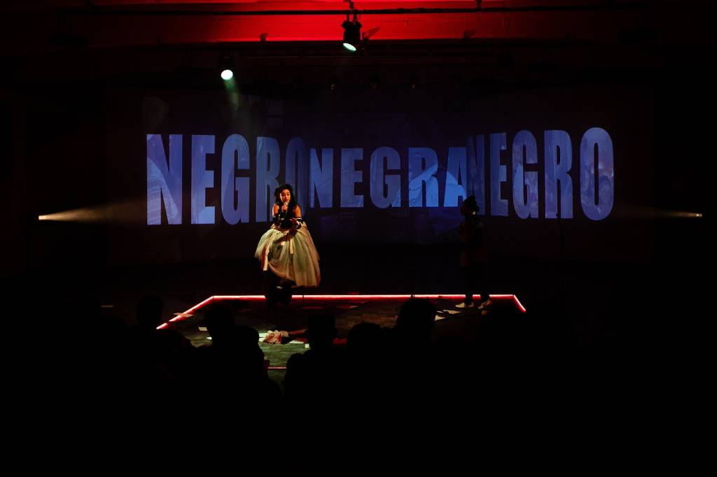 Hamlet e Ofélia ganham leituras negras e contemporâneas em “Black Machine”