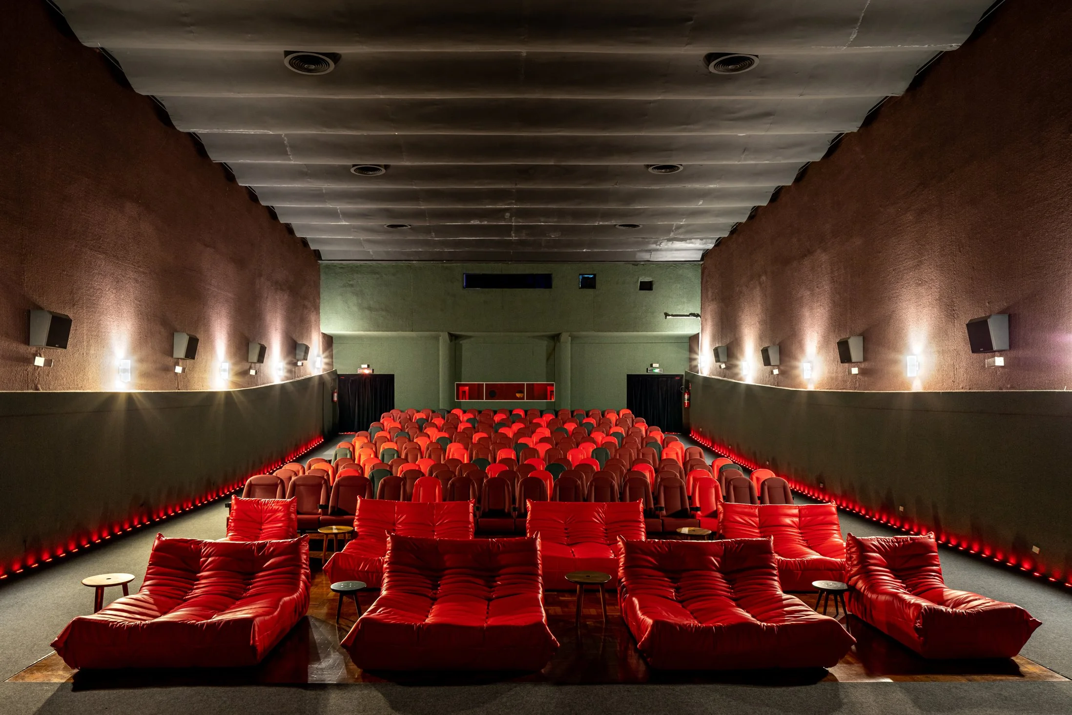 No Cinesala, a curadoria privilegia lançamentos independentes, produções brasileiras e títulos estrangeiros fora do circuito comercial