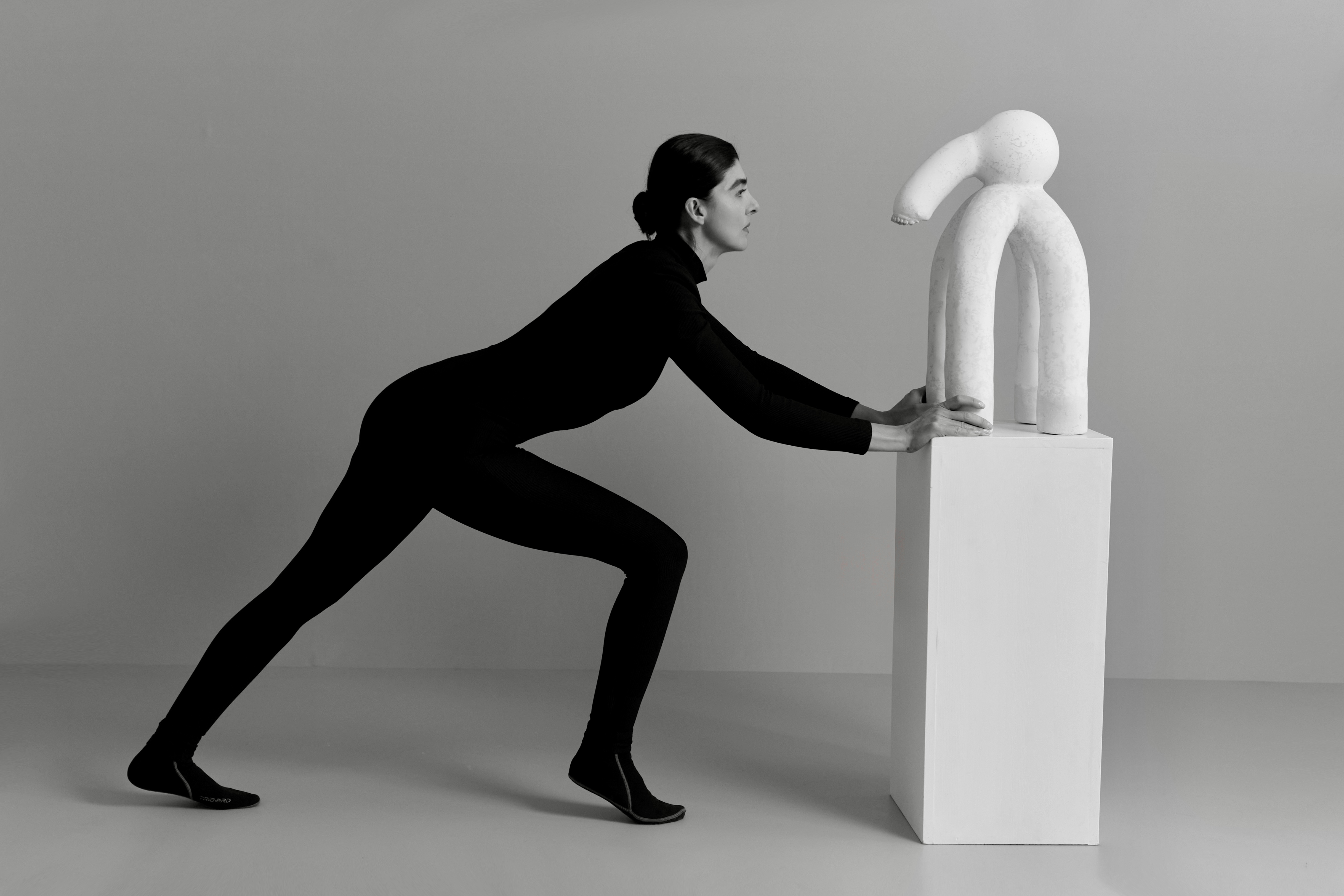 A pesquisa de Vivi Rosa, intitulada "Ressonância", investiga as relações humanas e a forma como elas se manifestam no espaço, seja por meio de encontros, tensões ou vínculos