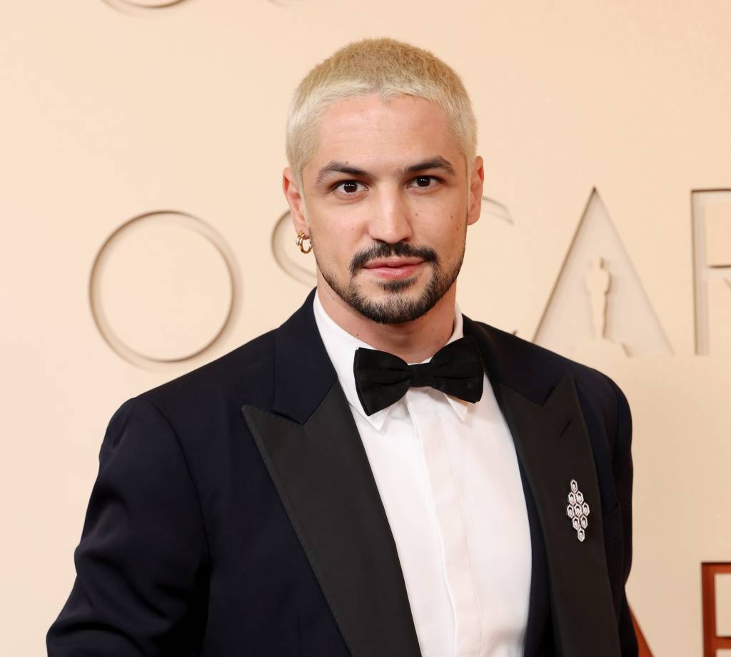 A volta do broche: como um pequeno acessório dominou o tapete vermelho