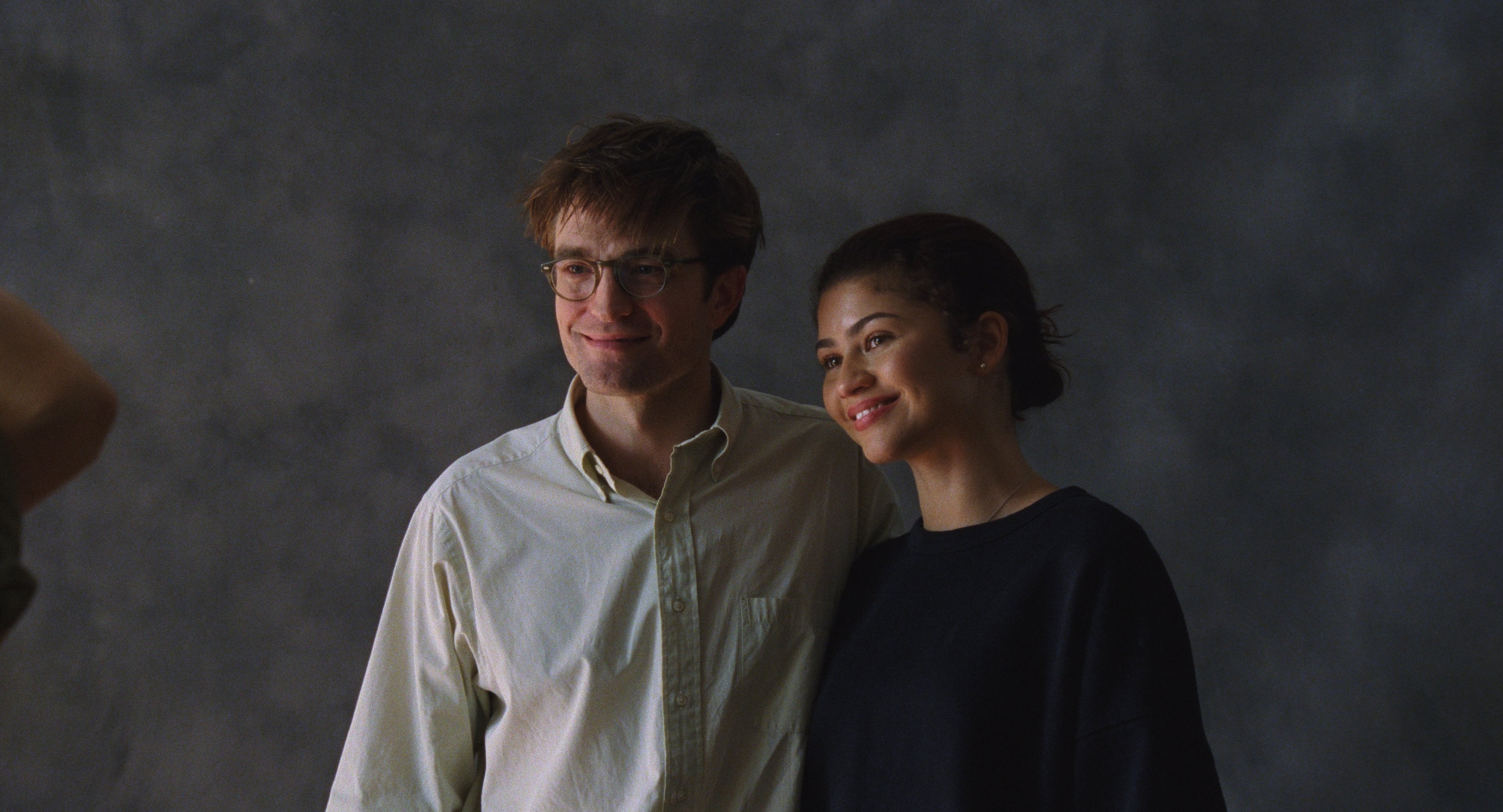 Longa de Kristoffer Borgli (“O Homem dos Sonhos”), “O Drama”, que estreia nesta semana nos cinemas brasileiros. À primeira vista, o reúne dois dos astros mais populares do momento: Robert Pattinson e Zendaya