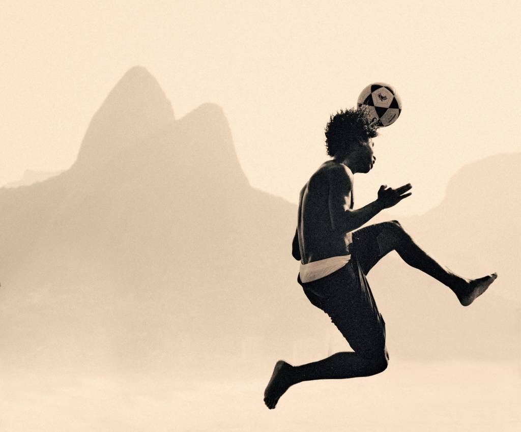 Futebol de rua vira arte em novo livro fotográfico publicado pela Assouline
