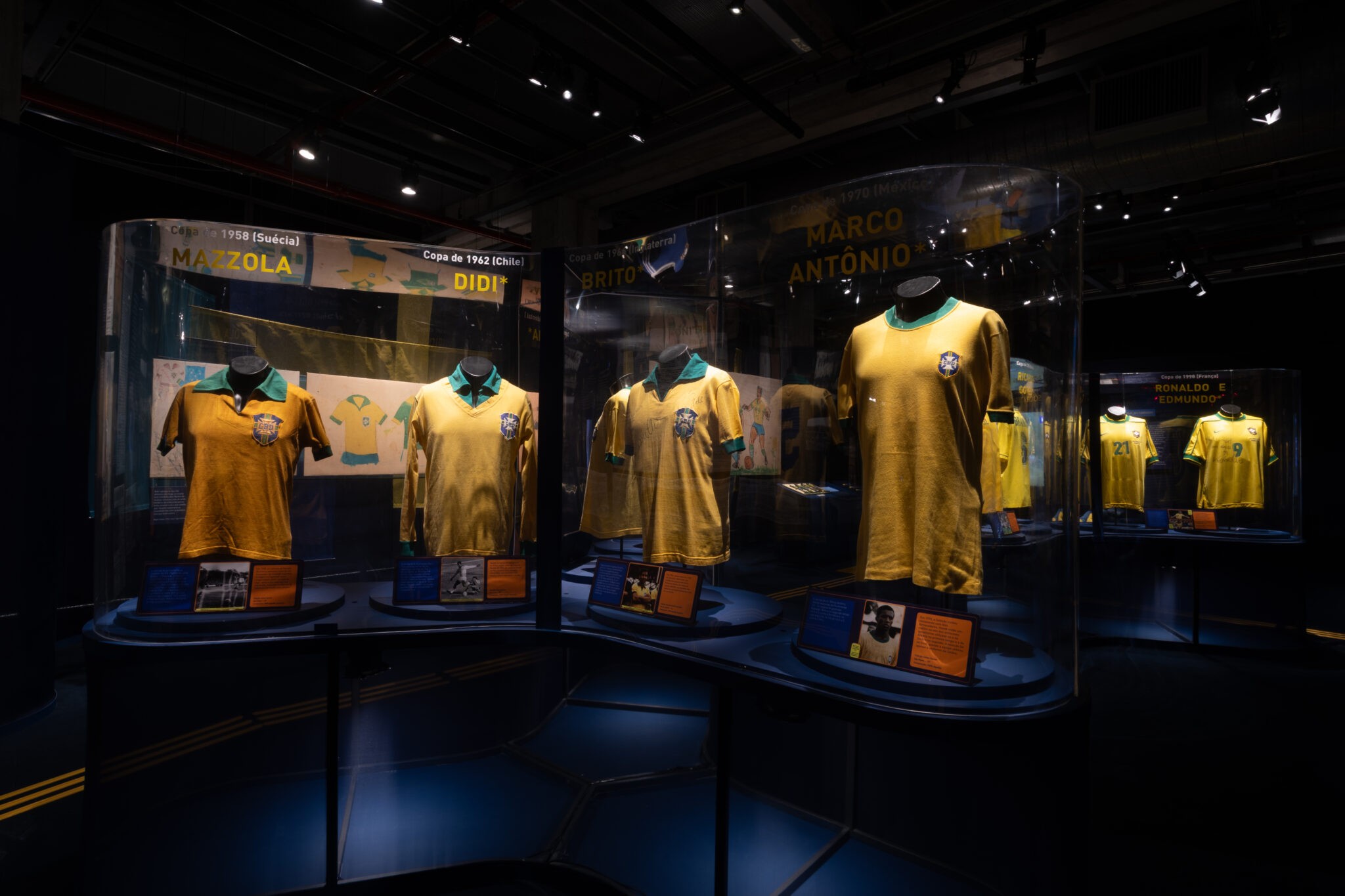 De Pelé a Vini Jr: Museu do Futebol exibe camisas clássicas da seleção brasileira