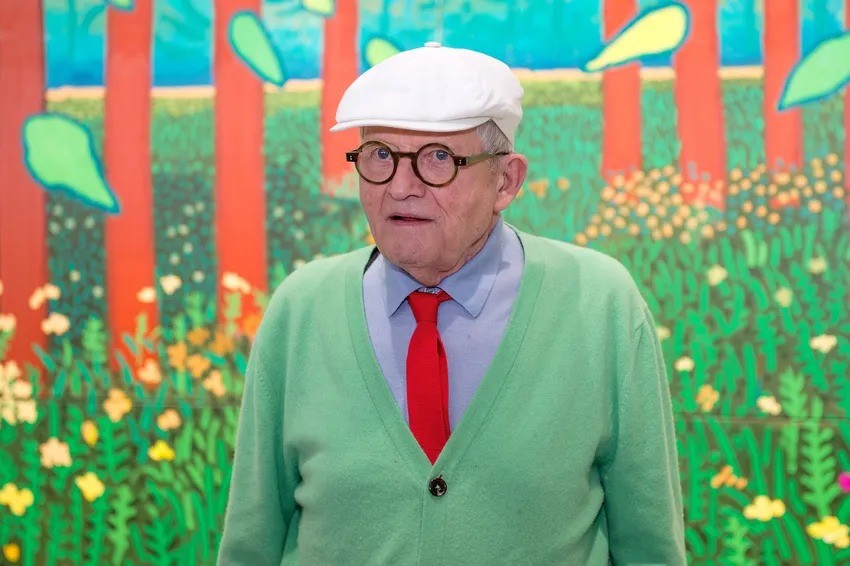 O adeus ao mestre das cores: relembre a carreira de David Hockney, que morreu aos 88 anos