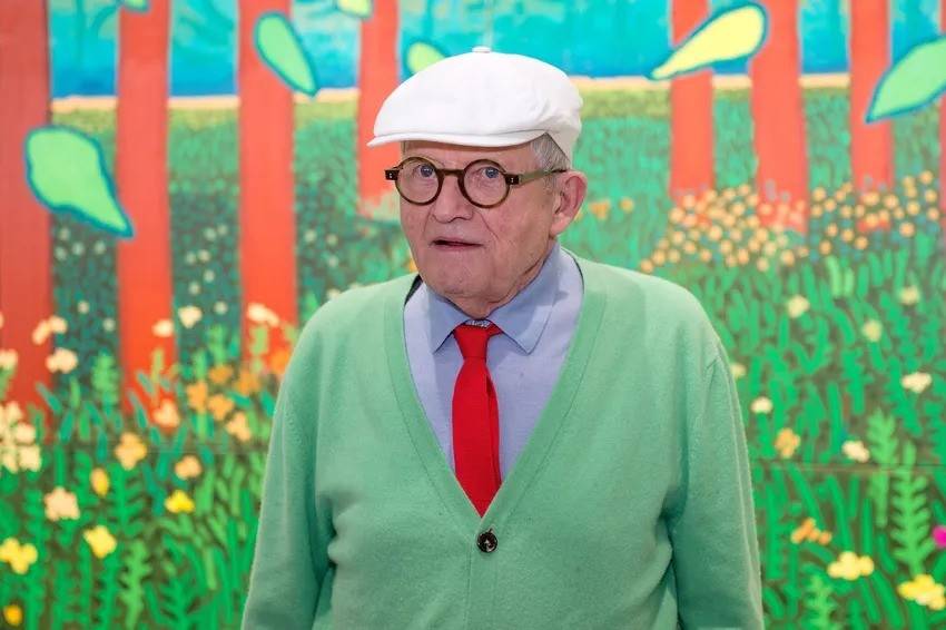 O adeus ao mestre das cores: relembre a carreira de David Hockney, que morreu aos 88 anos