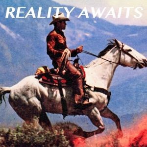 Cowboy de chap&eacute;u e roupa marrom montado em cavalo branco galopando em paisagem &aacute;rida com montanhas ao fundo e c&eacute;u azul. A frase REALITY AWAITS est&aacute; em destaque no topo.