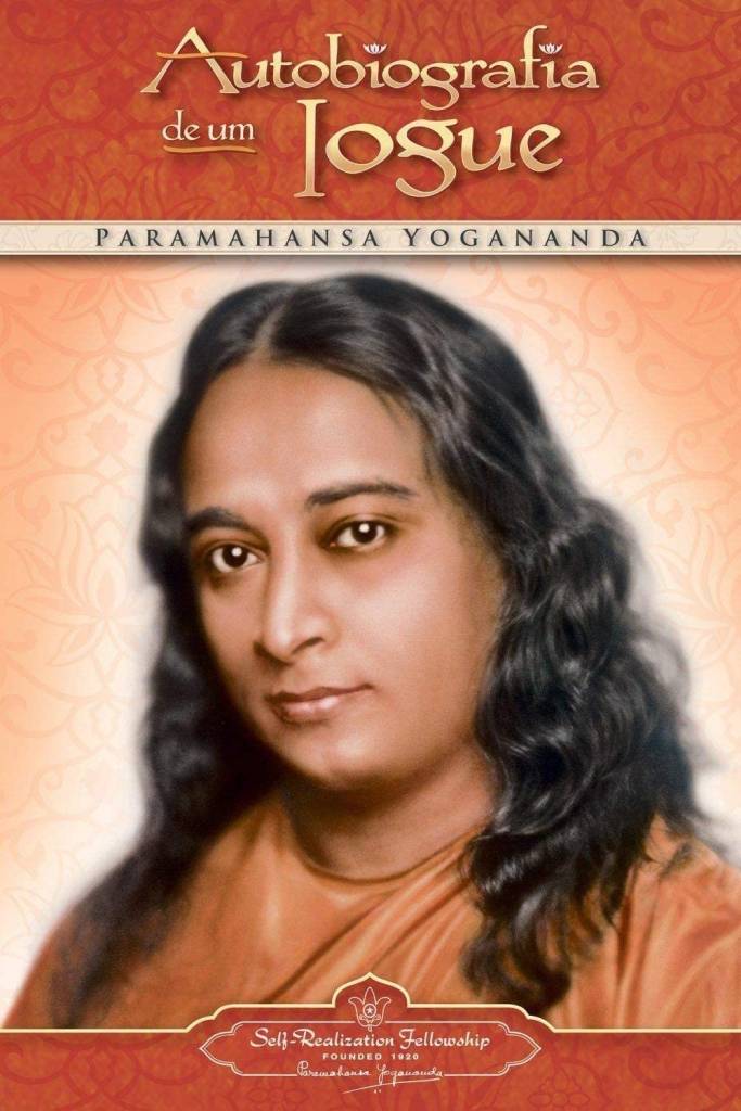 Capa do livro Autobiografia de um Iogue com foto de Paramahansa Yogananda, um homem indiano de pele morena, cabelos escuros longos e ondulados, vestindo uma t&uacute;nica laranja. Ele tem um olhar sereno e um leve sorriso. O fundo &eacute; laranja com padr&otilde;es florais sutis