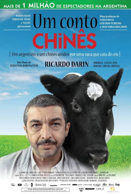 P&ocirc;ster do filme Um Conto Chin&ecirc;s com o ator Ricardo Dar&iacute;n, de rosto s&eacute;rio e bigode, ao lado de uma vaca preta e branca, em um campo verde sob c&eacute;u azul